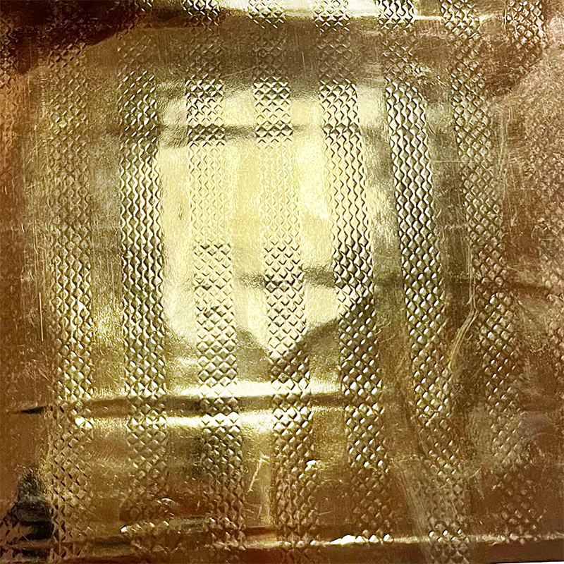 Varão de cortina com adesivo dourado de titânio